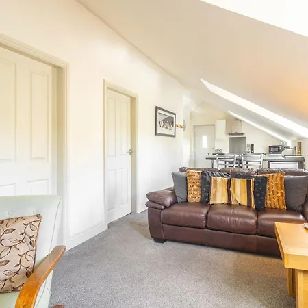 Host & - Woodlands View Apartment
